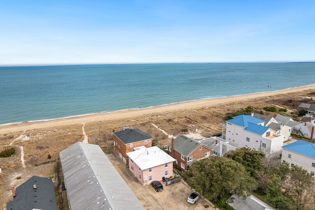 1424 E Ocean View Ave in Norfolk, VA - Building Photo