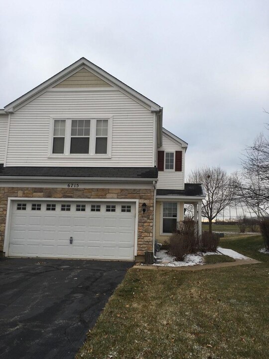 6715 Slate Dr in Carpentersville, IL - Building Photo