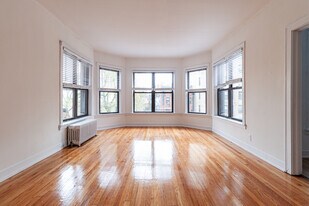 2819 N Pine Grove Ave, Unit 3A in Chicago, IL - Building Photo