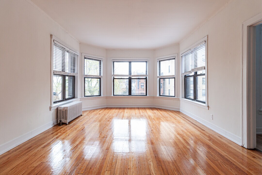 2819 N Pine Grove Ave, Unit 3A in Chicago, IL - Building Photo