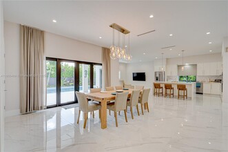 2521 SW 105th Ave in Miami, FL - Building Photo - Building Photo