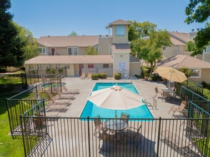 Monterey Village in Modesto, CA - Foto de edificio - Building Photo