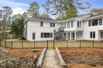 2222 Tanglewood Rd in Decatur, GA - Foto de edificio - Building Photo