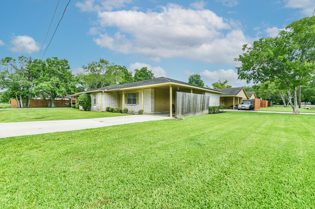 902 Heisse St in Alvin, TX - Building Photo