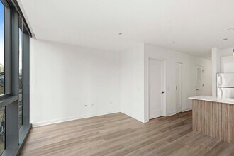 347 W Wolf Point Plaza in Chicago, IL - Building Photo - Building Photo