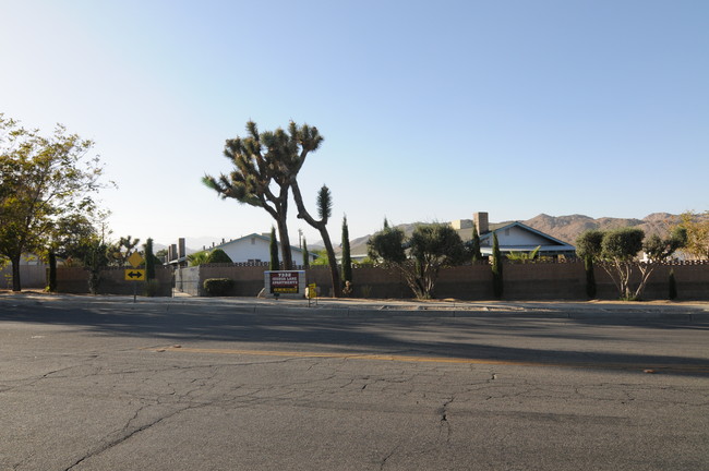 7332 Joshua Ln in Yucca Valley, CA - Foto de edificio - Building Photo