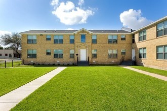 Mercedes Court Apartments in Mercedes, TX - Foto de edificio - Building Photo