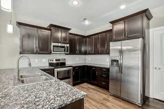 3189 W Reese in Springfield, MO - Foto de edificio - Building Photo