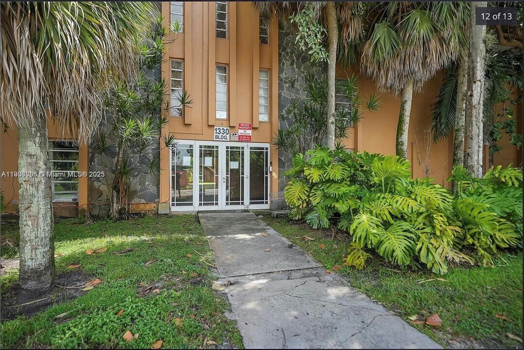 1330 W 54th St in Hialeah, FL - Building Photo