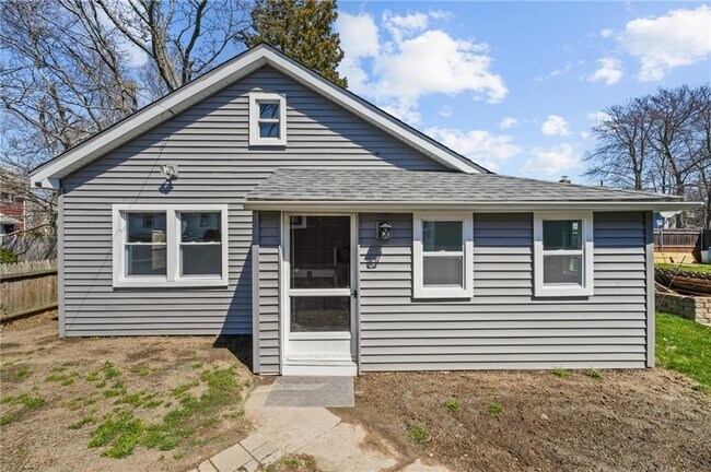 296 Woodward Ave, Unit Rear in East Providence, RI - Building Photo - Building Photo