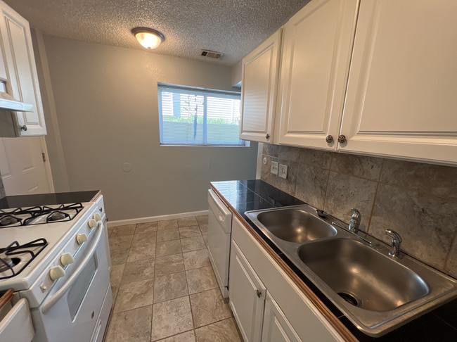 10792 E Exposition Ave in Aurora, CO - Foto de edificio - Building Photo