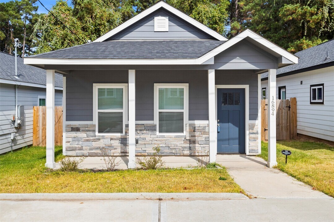 16894 Balmoral St in Montgomery, TX - Building Photo