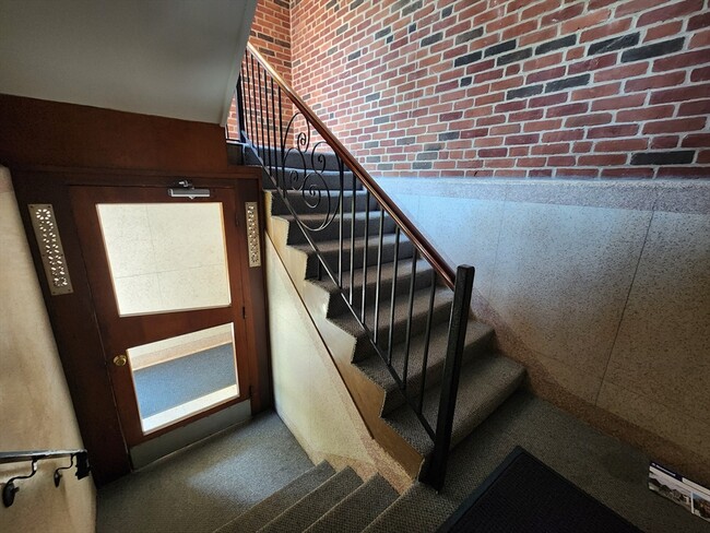 573 Washington St in Brookline, MA - Building Photo - Building Photo