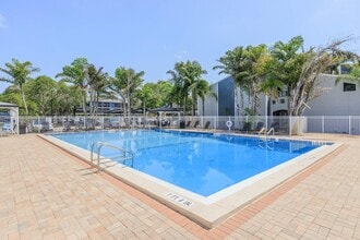 Fountain Lake in Bradenton, FL - Foto de edificio - Building Photo