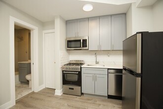 545 W Belmont Ave, Unit M6 in Chicago, IL - Building Photo - Building Photo