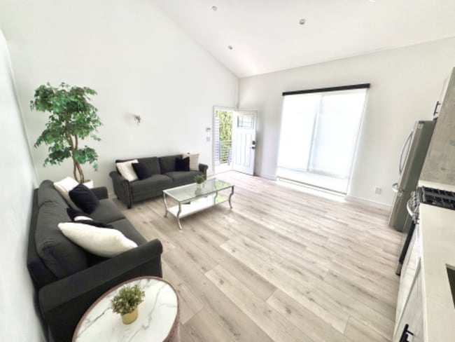 7822 Shadyspring Dr in Burbank, CA - Building Photo - Building Photo
