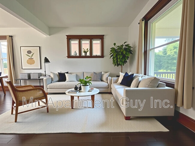 323 Queenston Rd in Niagara-On-The-Lake, ON - Building Photo - Building Photo