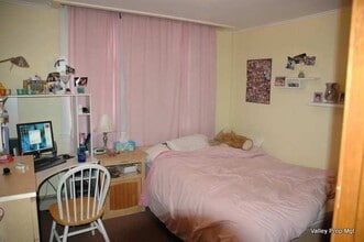 1381 S East St in Amherst, MA - Building Photo - Building Photo