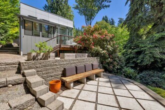 5045 W Mercer Way in Mercer Island, WA - Building Photo - Building Photo