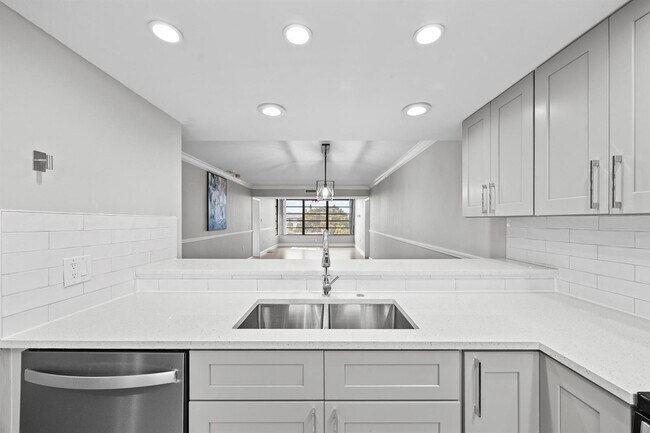 3716 Whitehall Dr, Unit 405 in West Palm Beach, FL - Foto de edificio - Building Photo