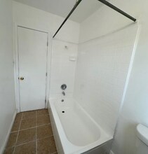 121 N Atlantic Blvd, Unit APT D in Alhambra, CA - Building Photo - Building Photo