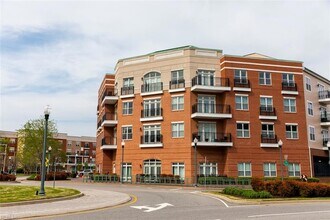 670 Town Center Dr in Newport News, VA - Foto de edificio - Building Photo