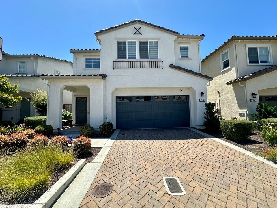 70 Mountainside Wy in Hayward, CA - Building Photo