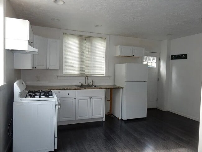 2408 Eiler Ave in Pittsburgh, PA - Foto de edificio - Building Photo