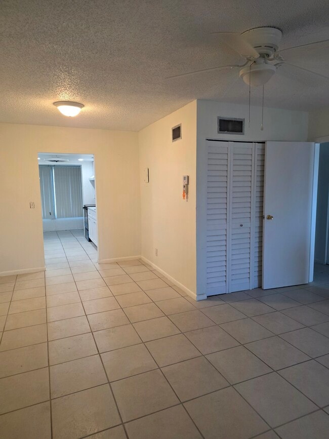 1 Abbey Ln, Unit 204 in Delray Beach, FL - Building Photo - Building Photo