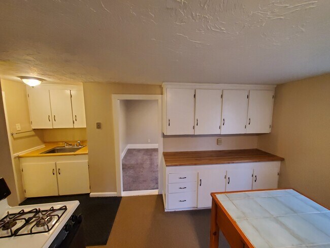 215 Madison St, Unit Unit B in Fitchburg, MA - Building Photo - Building Photo