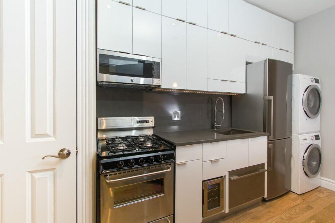E 7TH ST. in New York, NY - Building Photo