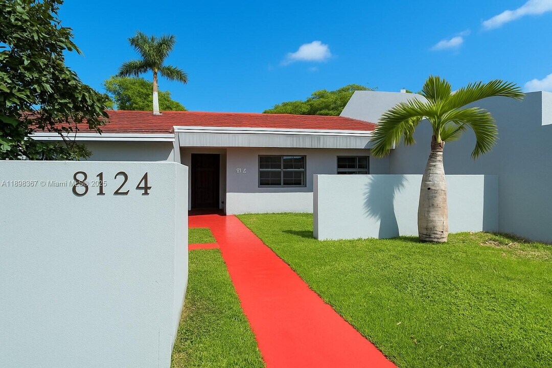 8124 SW 153rd Pl in Miami, FL - Building Photo