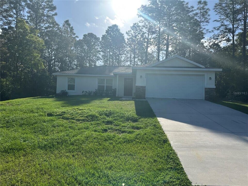 9889 N Langdon Rd in Citrus Springs, FL - Building Photo
