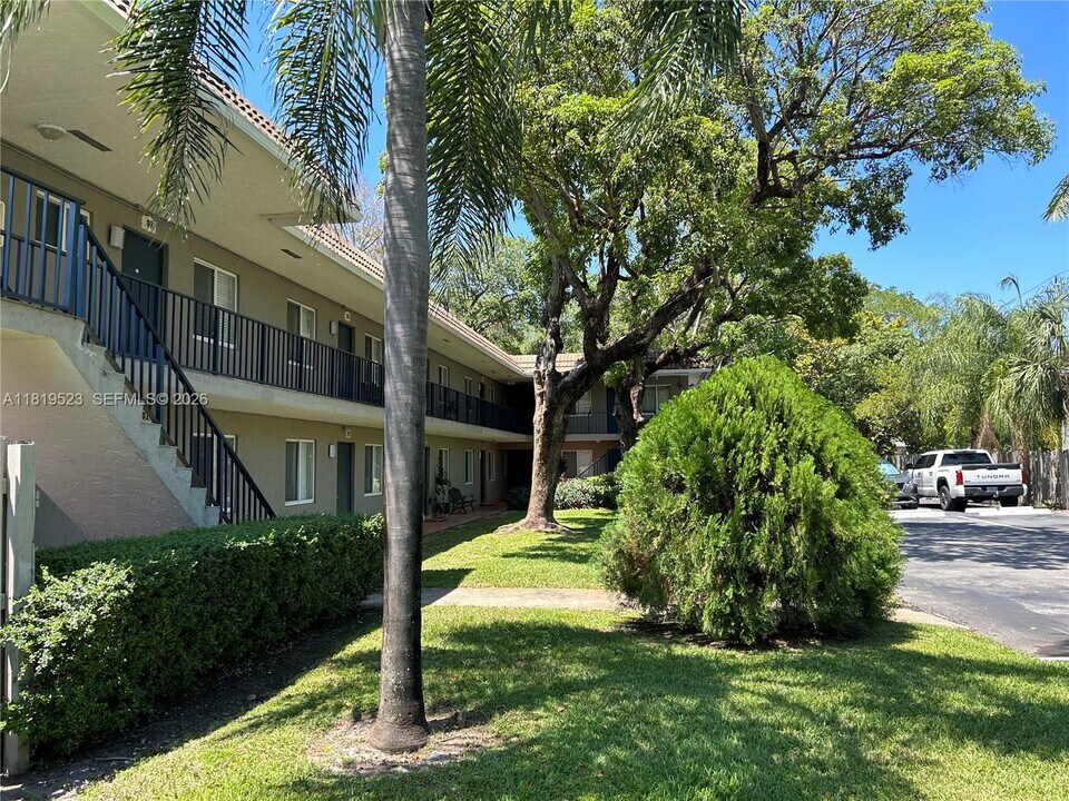 1111 SW 4th St in Fort Lauderdale, FL - Building Photo