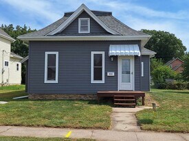 943 6th St in Marion, IA - Building Photo