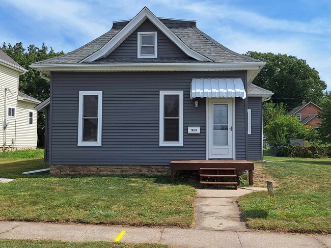 property at 943 6th St