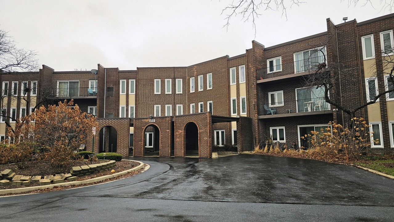 1550 Sandpebble Dr in Wheeling, IL - Foto de edificio