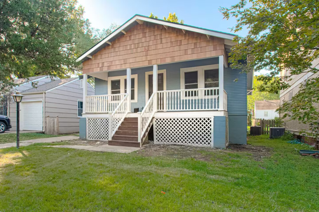 2105 W 73rd St in Prairie Village, KS - Foto de edificio