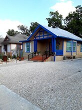 130 Glenwood Ct, Unit #4 in San Antonio, TX - Foto de edificio - Building Photo