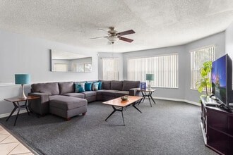 2745 N Poinciana Blvd in Kissimmee, FL - Building Photo - Building Photo