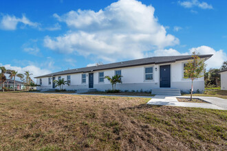 260 Rotonda Blvd W in Rotonda West, FL - Foto de edificio - Building Photo