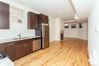 2318 N Southport Ave, Unit 2320-GDN in Chicago, IL - Building Photo - Building Photo