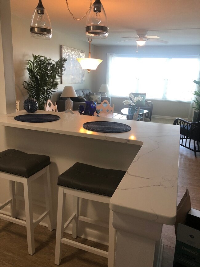 5220 Brittany Dr S, Unit 1006 in St. Petersburg, FL - Foto de edificio - Building Photo