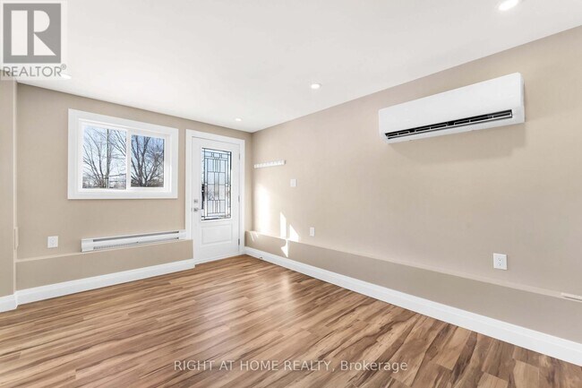 2346 Edwin Crescent in Ottawa, ON - Building Photo - Building Photo