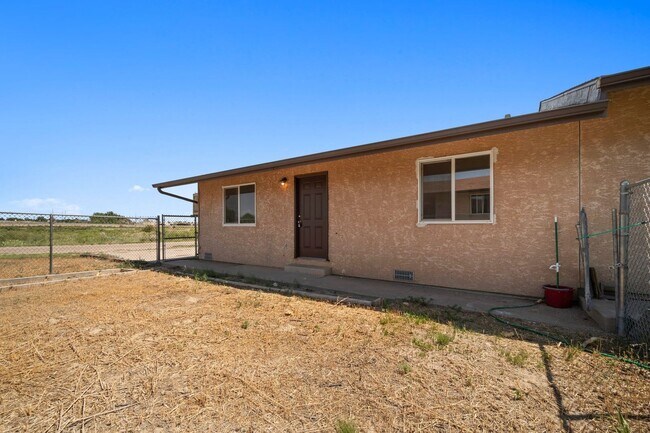 1064 E Mallon Dr in Pueblo, CO - Building Photo - Building Photo