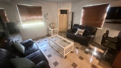 1701 Hayes St, Unit 4 in Hollywood, FL - Building Photo - Building Photo