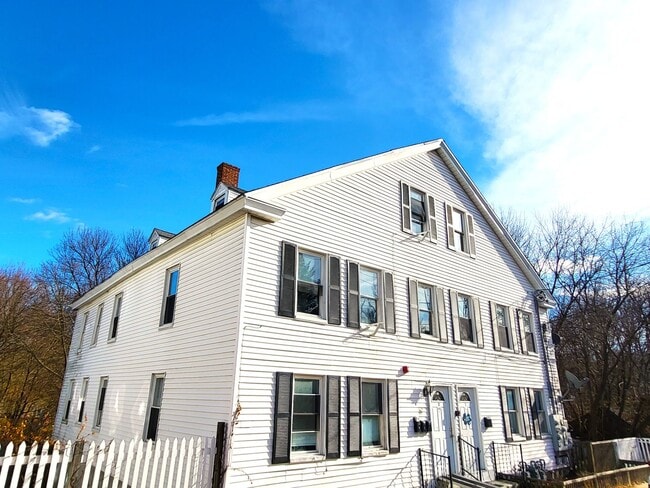 1-7 Old Mendon Street in Blackstone, MA - Foto de edificio - Building Photo