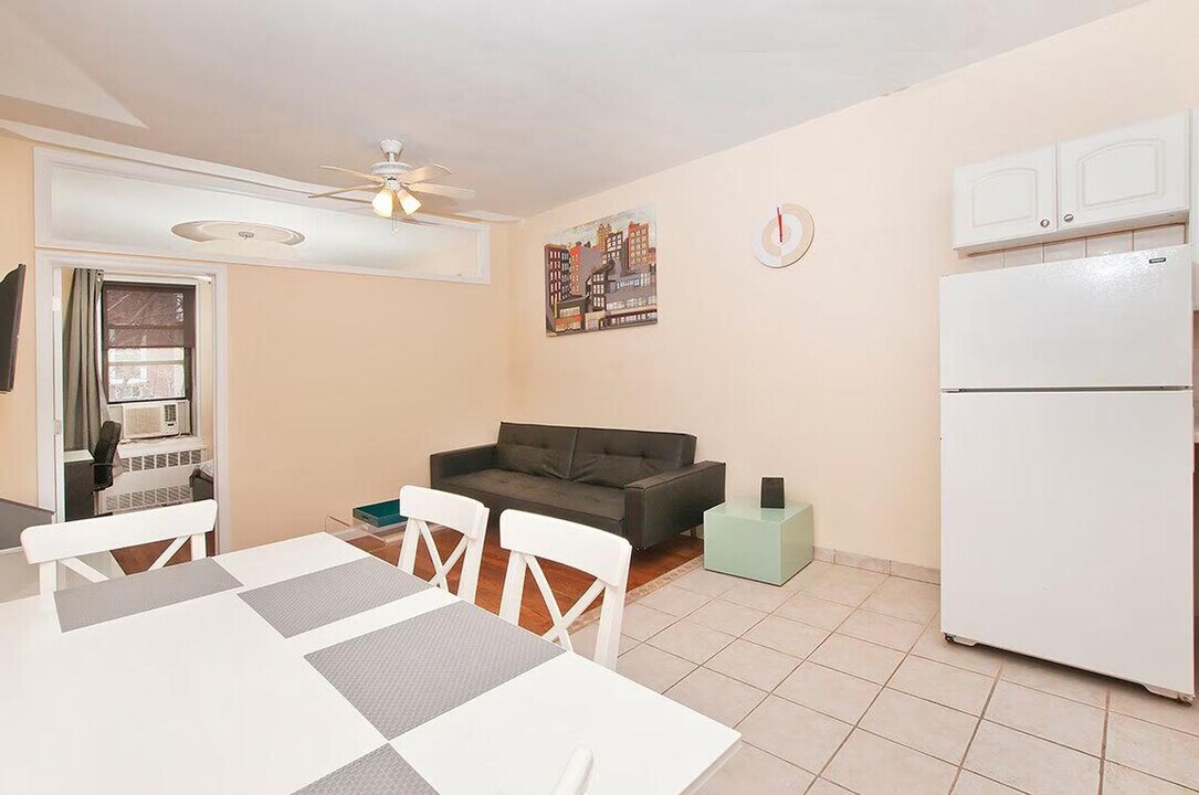 236 E 80th St in New York, NY - Building Photo