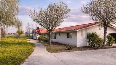 8730 S East Ave in Fresno, CA - Foto de edificio - Building Photo