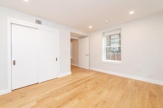 24 Fleet St, Unit 5 in Boston, MA - Foto de edificio - Building Photo